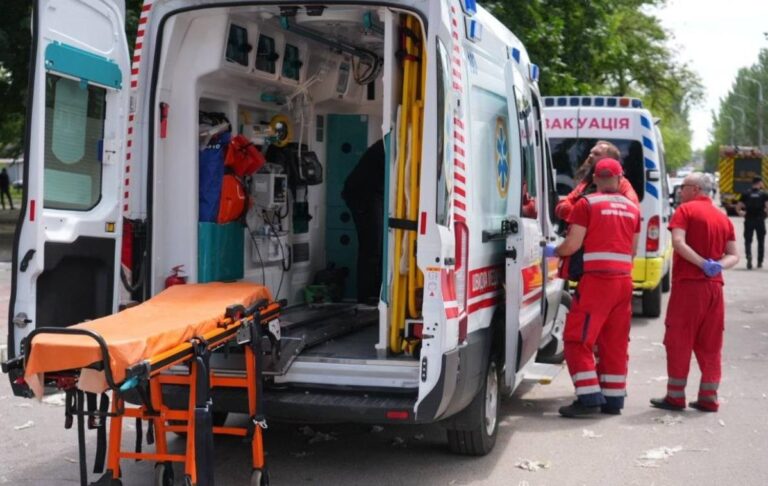 Фото для новини:Росіяни вдарили по Запоріжжю: троє травмованих, горять авто