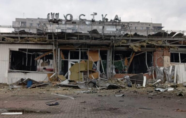 Фото для новини:Росіяни зруйнували "шахедами" вокзал у Шостці