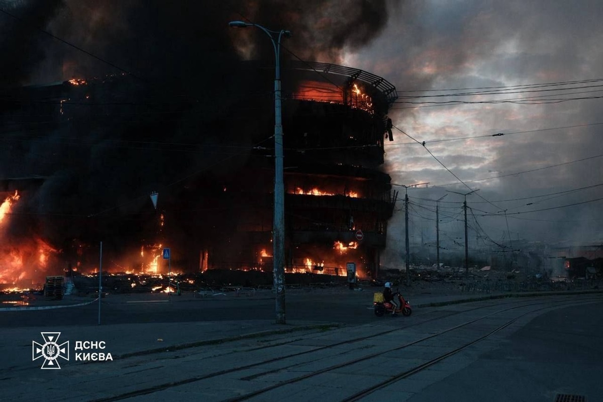 Фото для новини:Рятувальники понад 15 годин гасили пожежі після атаки РФ - Зеленський