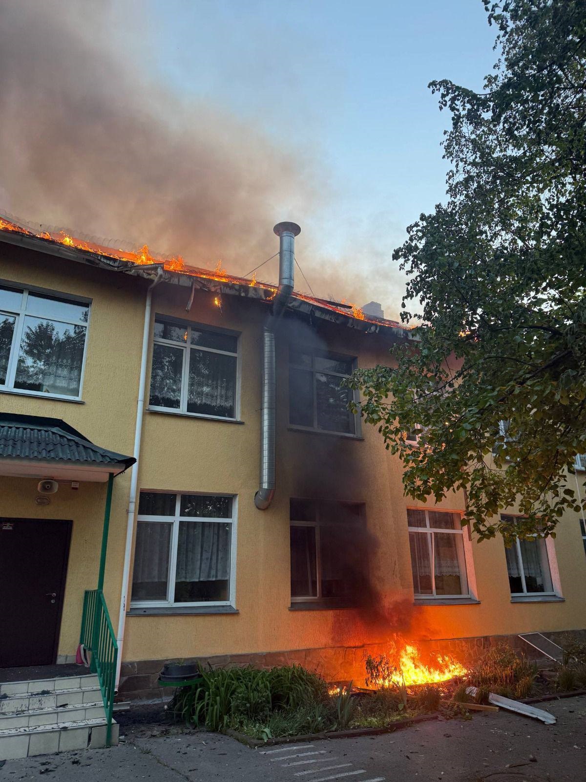 Фото для новини:Садочок та будинки. Наслідки атаки на Київщині