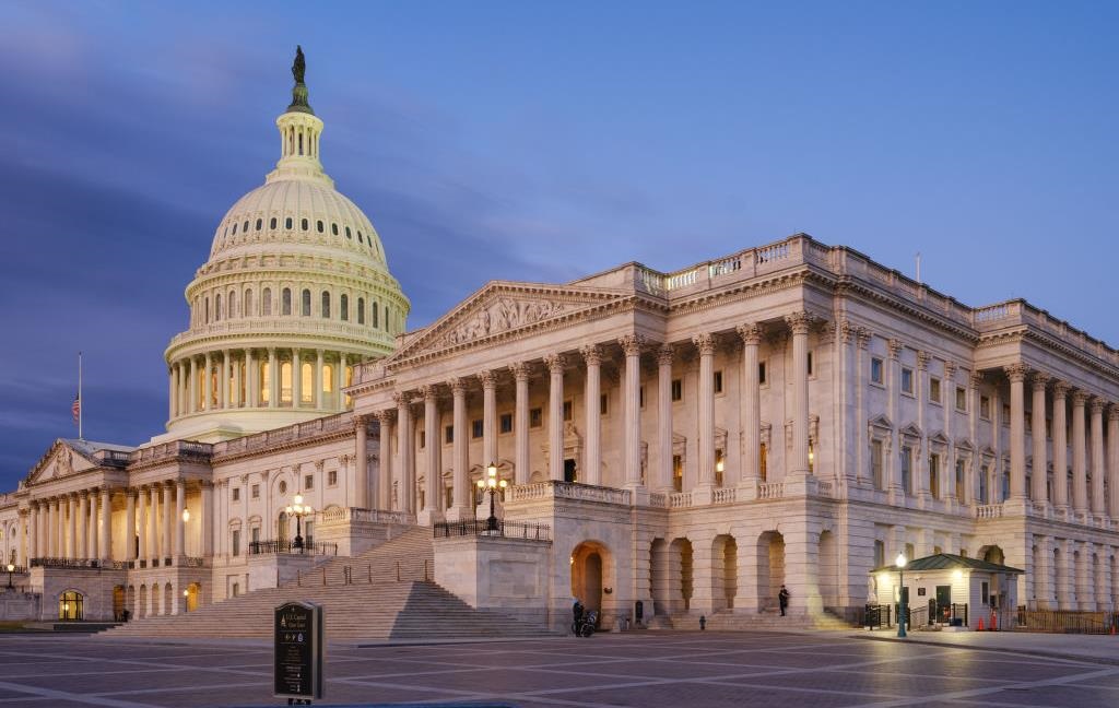 Фото для новини:Сенат США просуває часткове обмеження повноважень Трампа - CNN