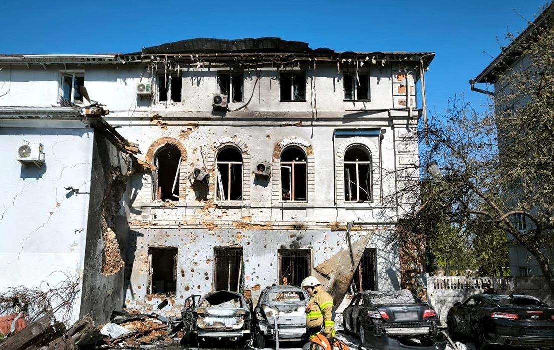 Фото для новини:"Шахед" вдарив по центру Чернігова, є поранені