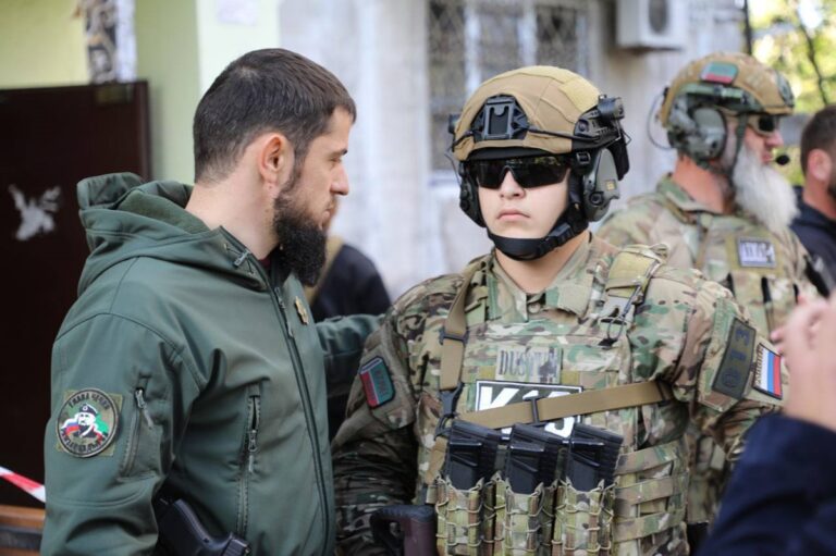 Фото для новини:Сину Кадирова подарували чергову медаль