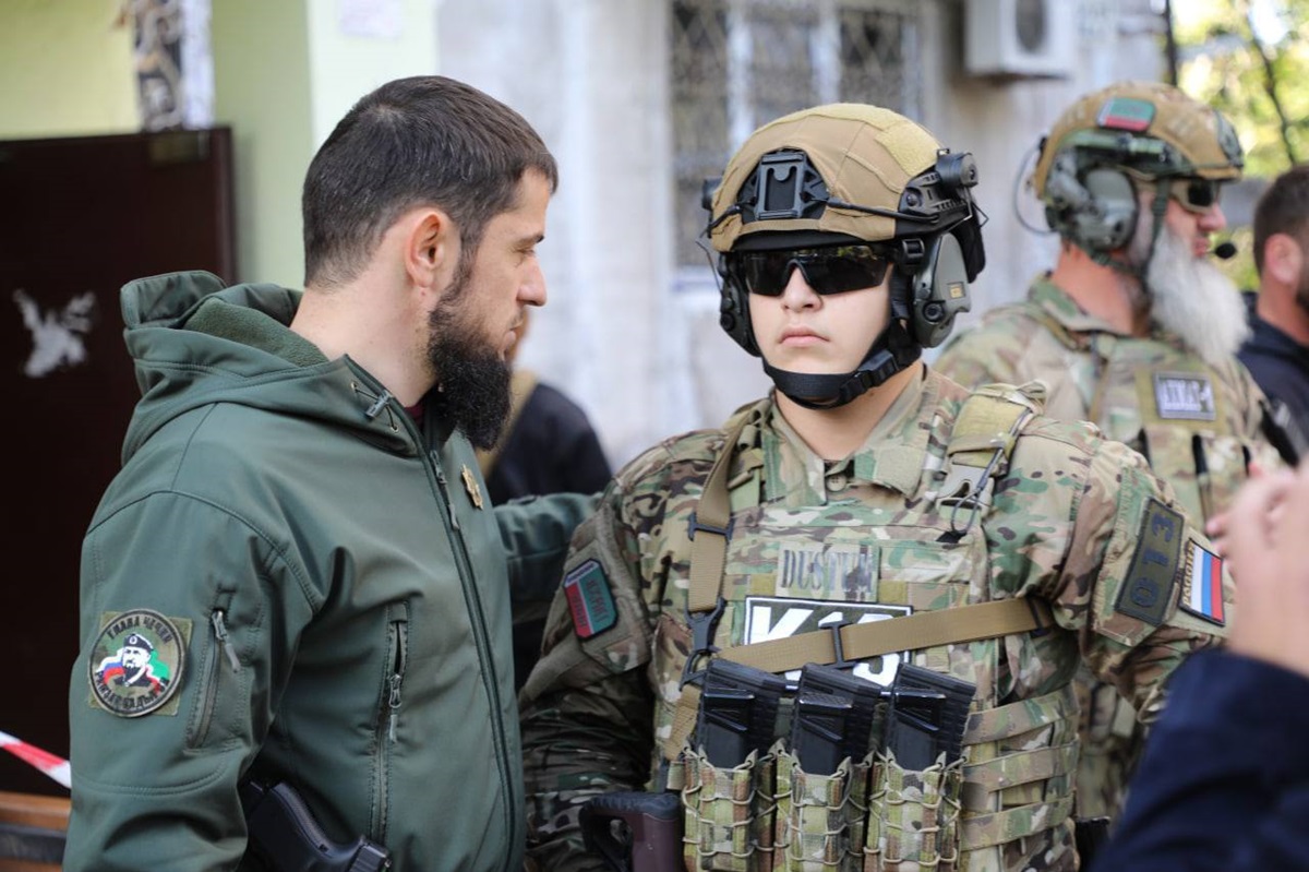 Фото для новини:Сину Кадирова подарували чергову медаль