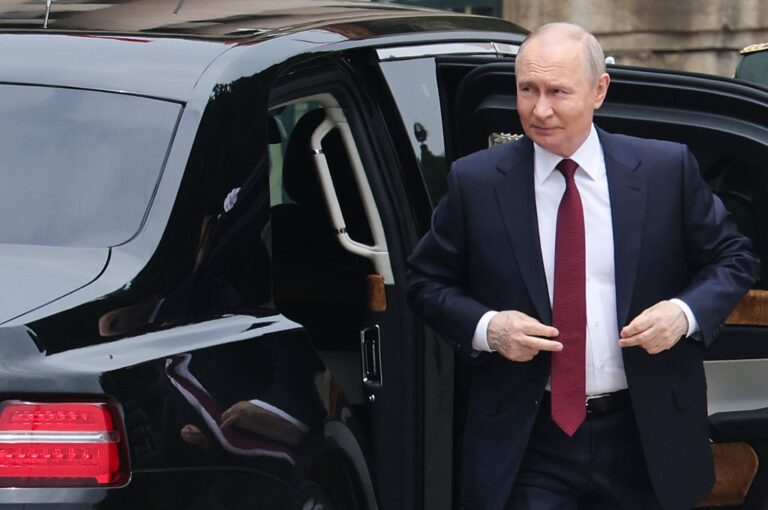 Фото для новини:Страх за безпеку. Путін перестав їздити Росією