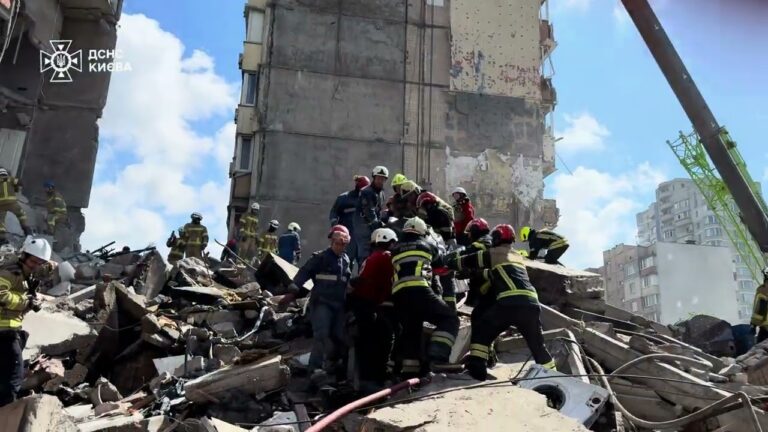 Фото для новини:Понад 1500 рятувальників та поліцейських задіяно в ліквідації наслідків обстрілу