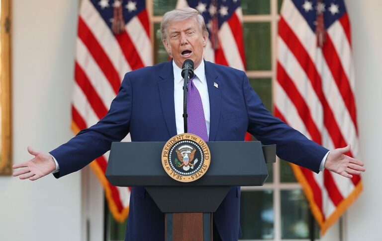Фото для новини:Трамп погрожує Ірану "дуже важкими часами"