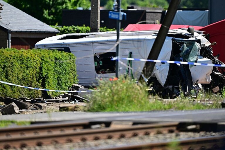 Фото для новини:У Бельгії поїзд зіткнувся зі шкільним автобусом, є загиблі