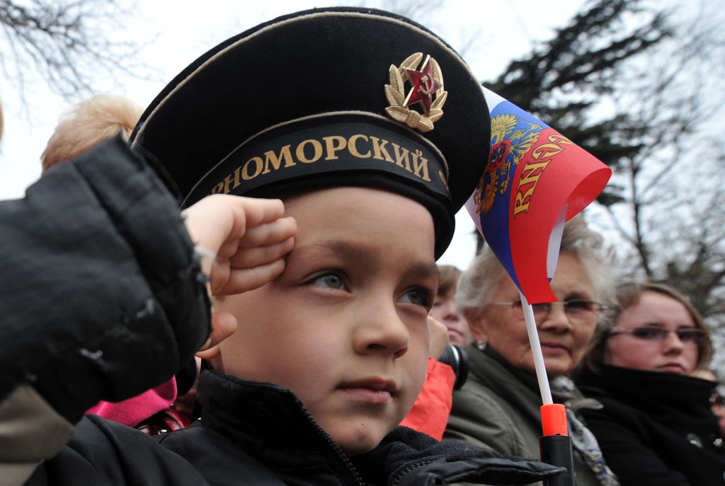 Фото для новини:У Бердянську дітей змусили виготовляти речі для російських військових - ЦНС