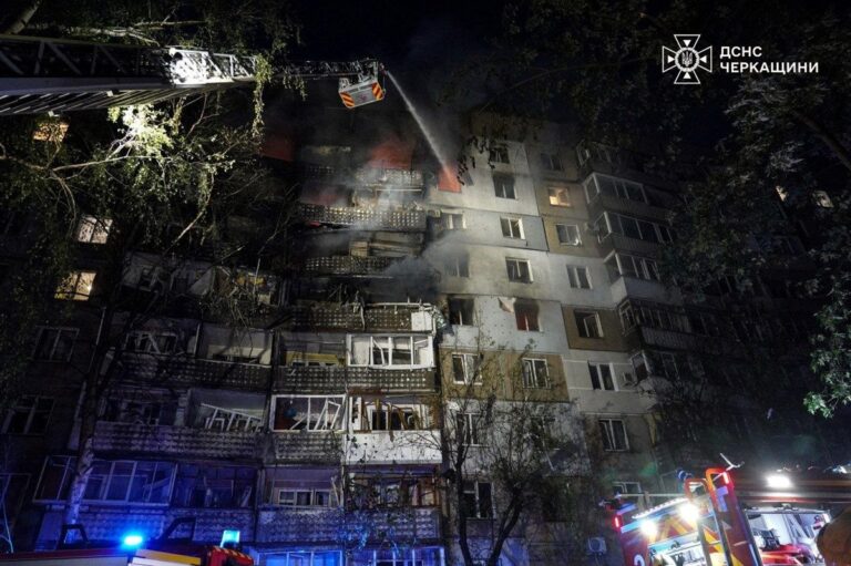 Фото для новини:У Черкасах дрон РФ влучив у багатоповерхівку, 11 поранених