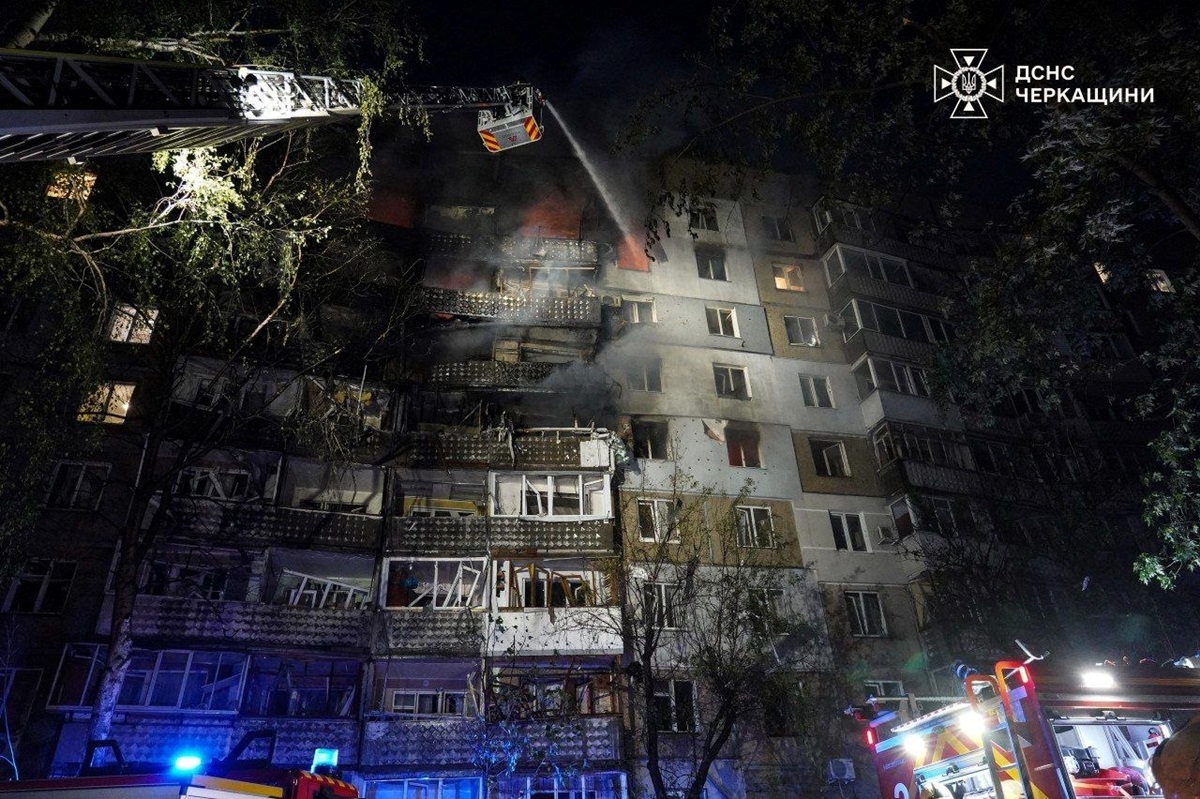 Фото для новини:У Черкасах дрон РФ влучив у багатоповерхівку, 11 поранених