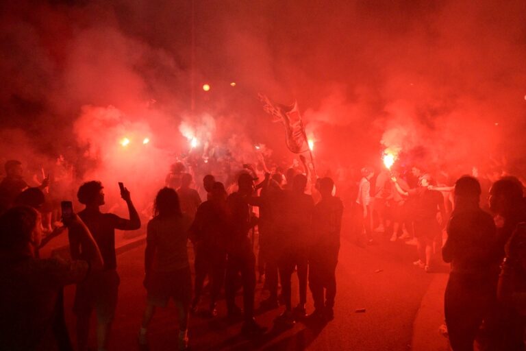 Фото для новини:У Франції масові заворушення і арешти під час святкування перемоги ПСЖ