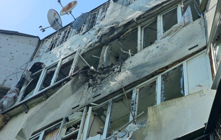 Фото для новини:У Херсоні дрон атакував автомобіль поліції, є поранені