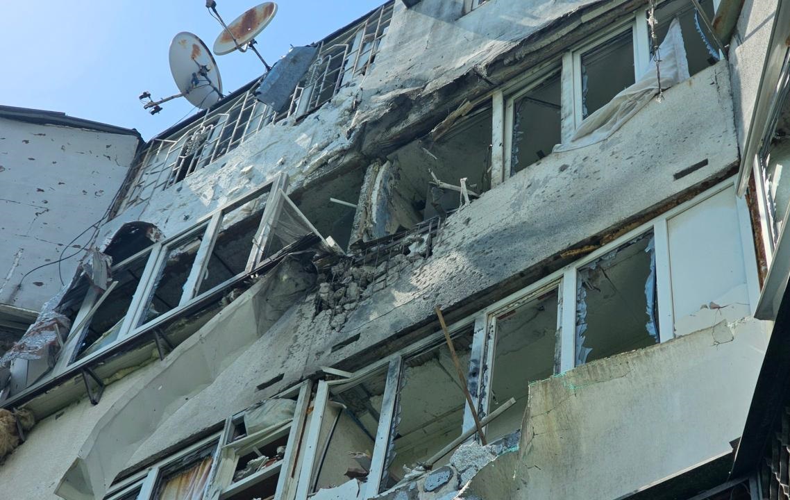 Фото для новини:У Херсоні дрон атакував автомобіль поліції, є поранені