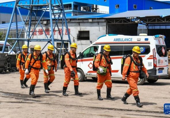 Фото для новини:У Китаї через вибух на шахті загинули 82 гірники