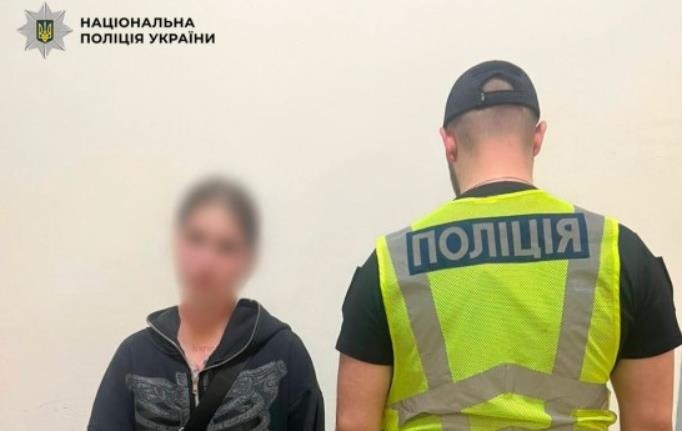 Фото для новини:У Києві дівчина вдарила пляшкою військового через зауваження