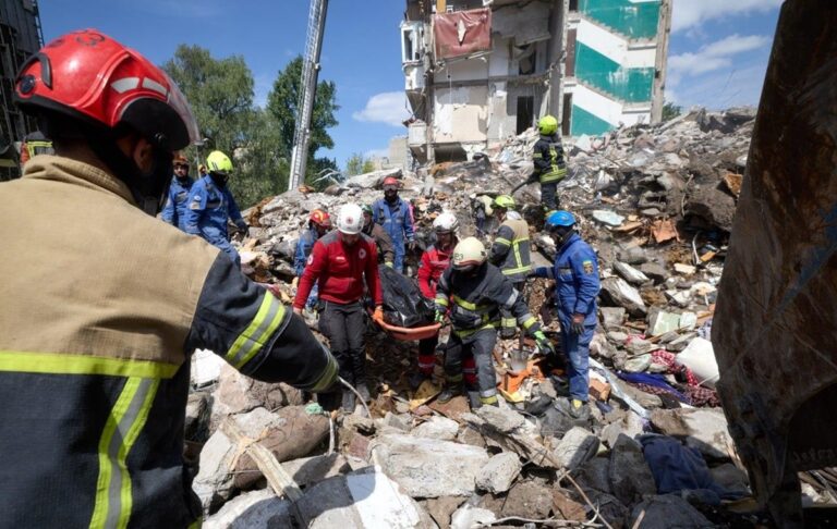 Фото для новини:У Києві під завалами знайшли двох загиблих