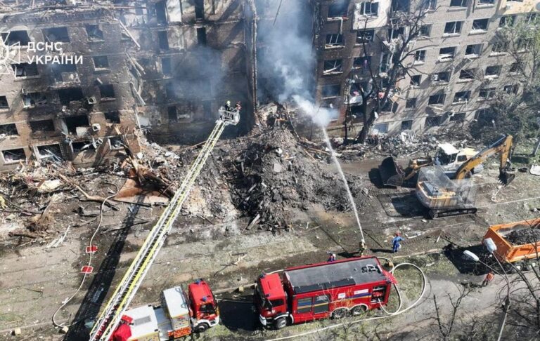 Фото для новини:У Києві пошкоджені 300 об'єктів - Зеленський