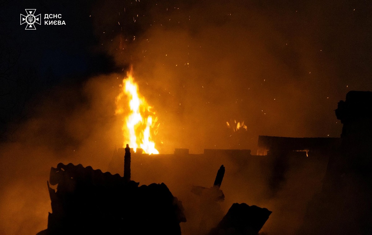 Фото для новини:У Києві пожежа охопила три будинки
