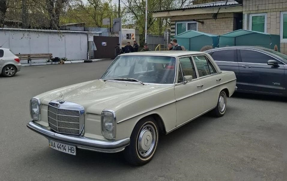 Фото для новини:У Києві засвітився Mercedes-Benz W115 1970 року в оригінальному стані