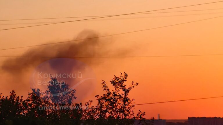 Фото для новини:У Криму пролунали вибухи, атаковано Чорноморський флот РФ - соцмережі