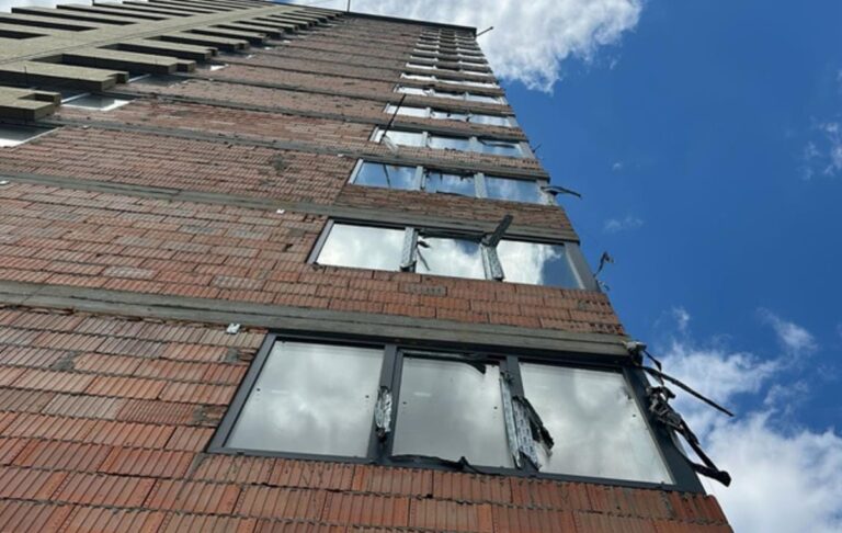 Фото для новини:У Львові троє будівельників впали з 15-го поверху й загинули