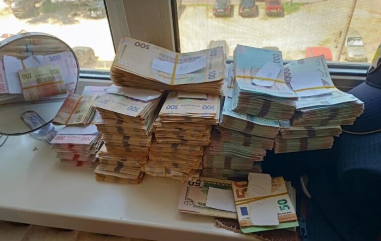 Фото для новини:У медзакладах України викрили схему на 200 млн