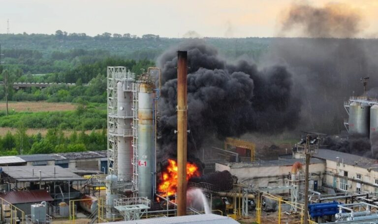 Фото для новини:У Росії виник дефіцит бензину після ударів по НПЗ