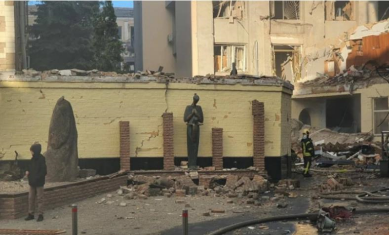 Фото для новини:Удар по Києву: пошкоджена будівля МЗС, музей, церкви, театр і виші