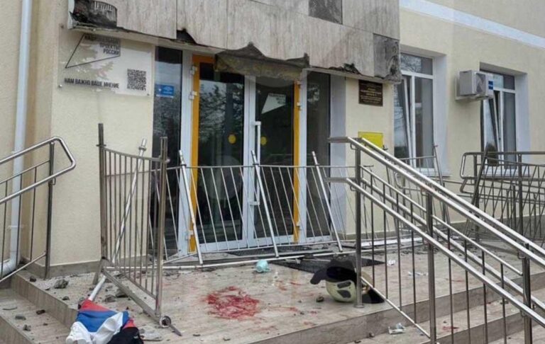 Фото для новини:В окупованому Севастополі обвалився балкон у школі: постраждали 10 учнів