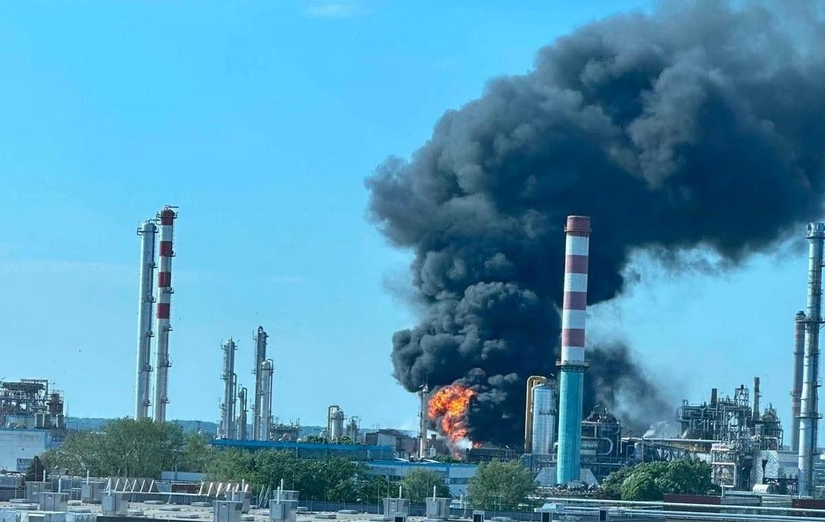 Фото для новини:В Угорщині стався вибух на НПЗ, є жертви