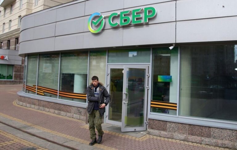 Фото для новини:Відключення інтернету: росіяни "винесли" з банків рекордну суму коштів