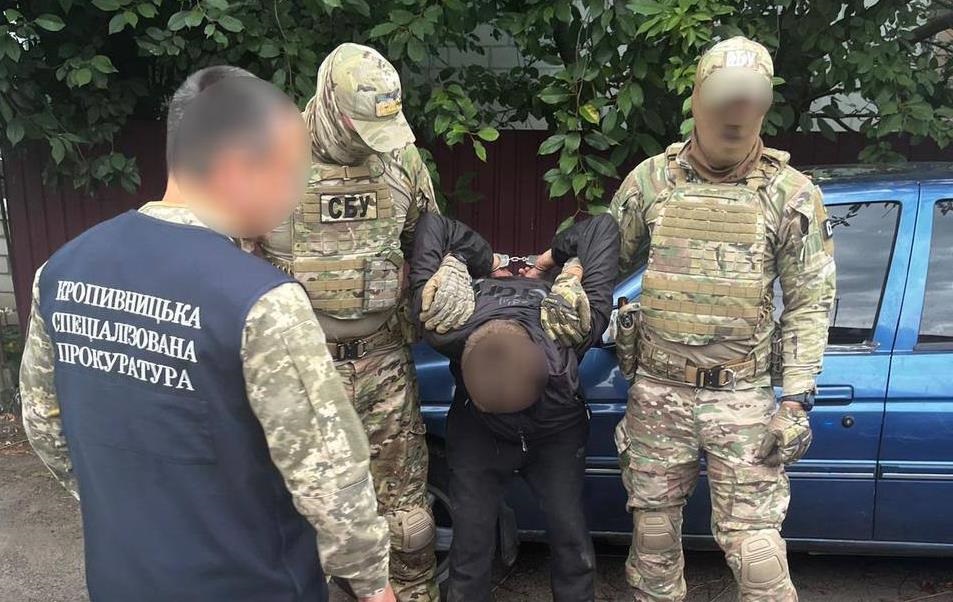 Фото для новини:Військовий "зливав" РФ дані про ЗСУ та мінні поля за гроші на наркотики