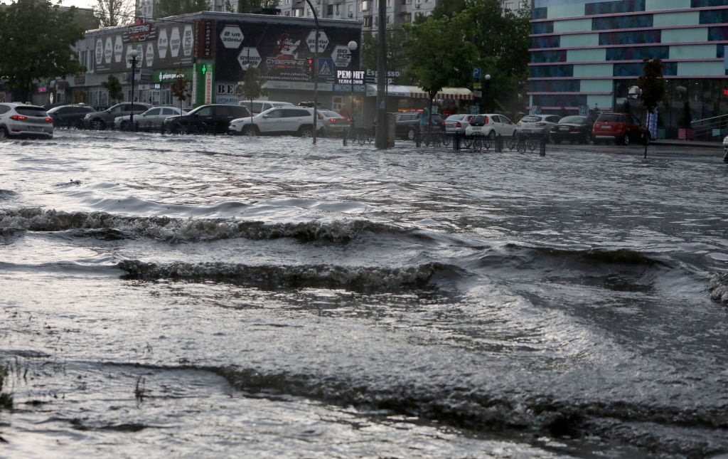 Фото для новини:Вулиці опинилися під водою: Київ накрила злива