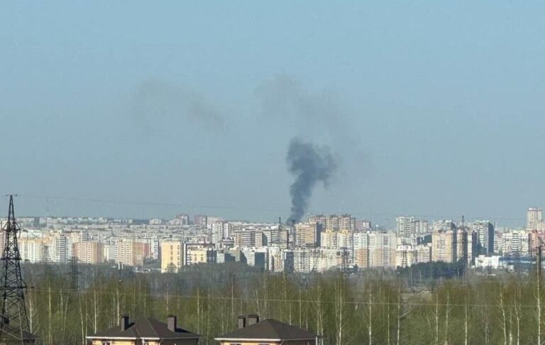 Фото для новини:З'явився момент влучання ракети по заводу в РФ