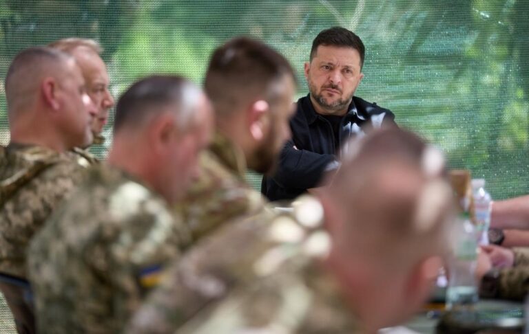 Фото для новини:Зеленський анонсував Ставку після поїздки на фронт