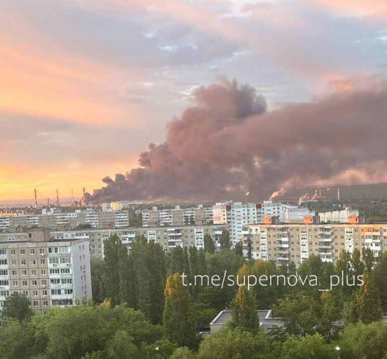 Фото для новини:Зеленський озвучив далекобійні санкції за тиждень