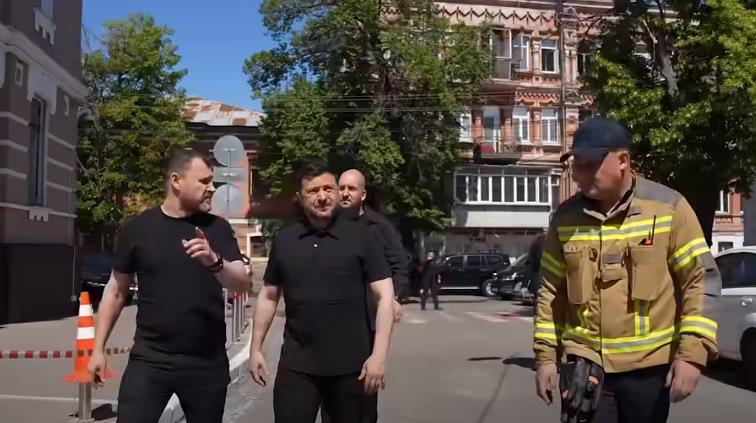 Фото для новини:Зеленський відвідав місця влучань у Києві