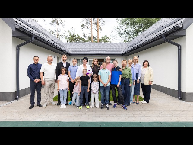 Фото для новини:Ще одна велика прийомна родина отримала новий будинок у межах проєкту «Адреса дитинства»