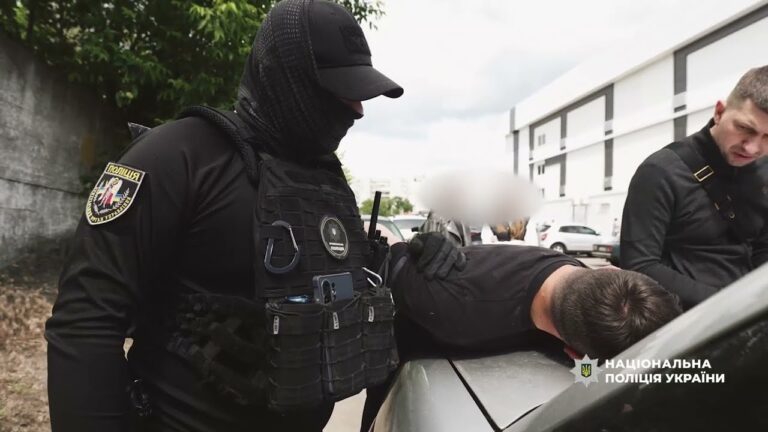 Фото для новини:Влаштовували втечу військових у СЗЧ і чекали на «русскій мір»: Нацполіція затримала злочинну групу