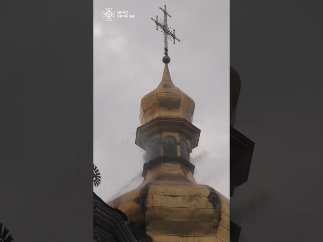 Фото для новини:Лавра після росії. Дим над банями лаври після атаки дронів. Вода стікає по розписах, змиваючи попіл.