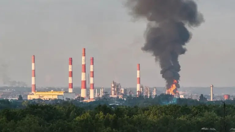 Фото для новини:Атака БпЛА: у Самарі палає ключовий НПЗ Роснефти