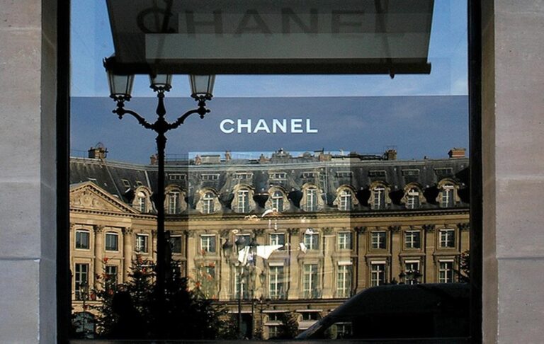Фото для новини:CHANEL представив Métiers d’Art 2026: сумки у формі фруктів і тварин