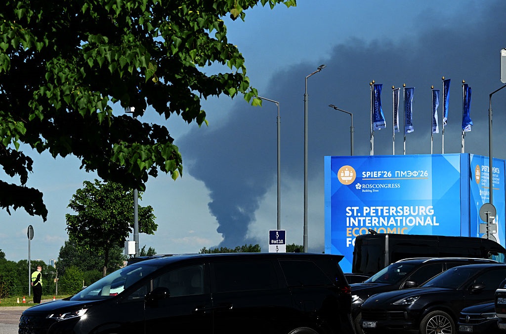Фото для новини:"Давос" Путіна під вибухи: що відбувається в Росії