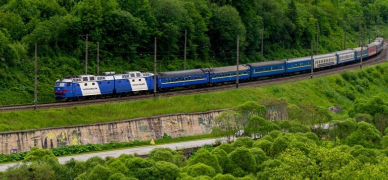 Фото для новини:До Карпат пустять додаткові поїзди на вихідні