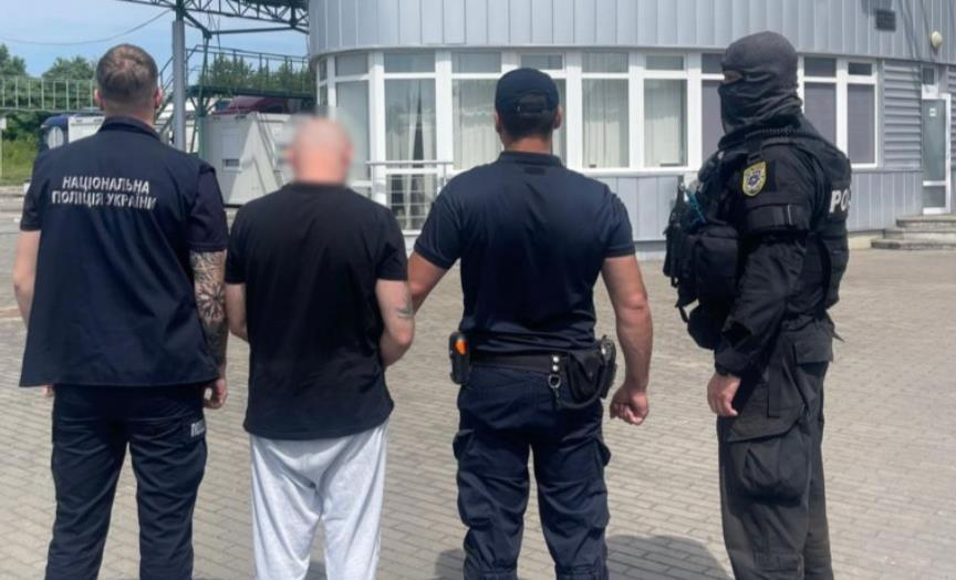 Фото для новини:До України зі Словаччини екстрадували організатора озброєної банди