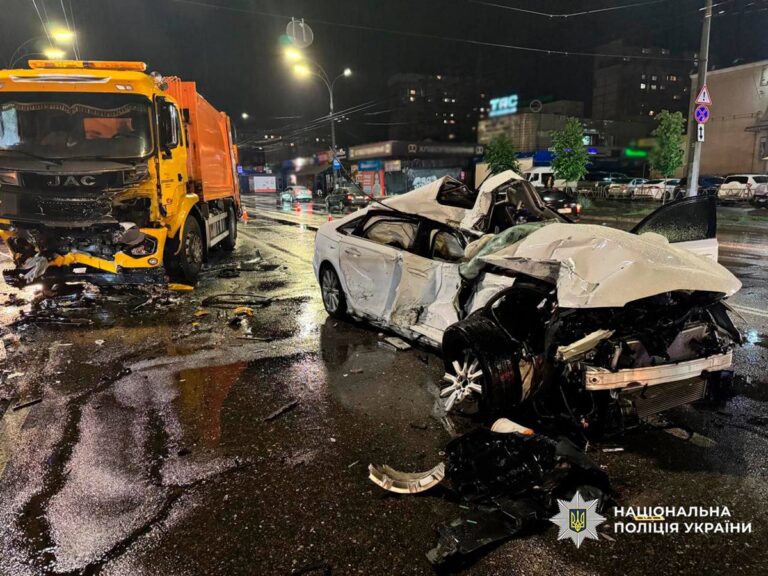 Фото для новини:ДТП у Києві: Audi влетіла у вантажівку на зустрічній смузі