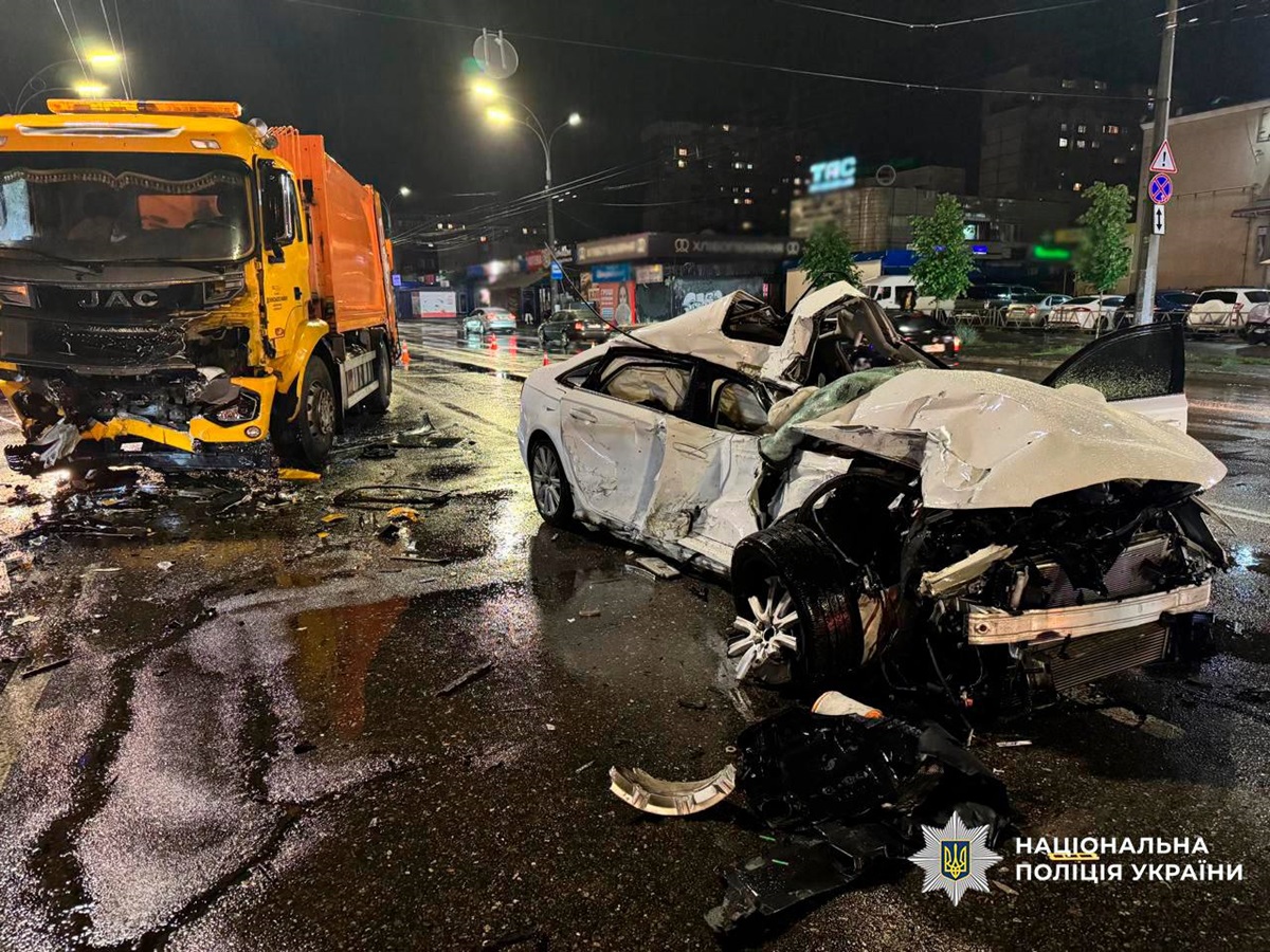 Фото для новини:ДТП у Києві: Audi влетіла у вантажівку на зустрічній смузі