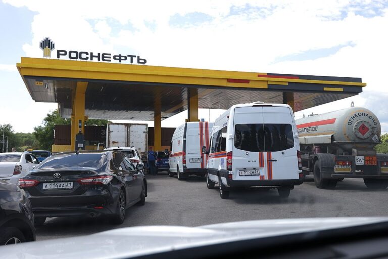 Фото для новини:Гостра фаза. В РФ офіційно визнали дефіцит палива