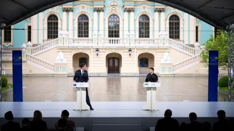 Фото для новини:Спілкування Володимира Зеленського і Марка Рютте з медіа після засідання Ради Україна – НАТО в Києві